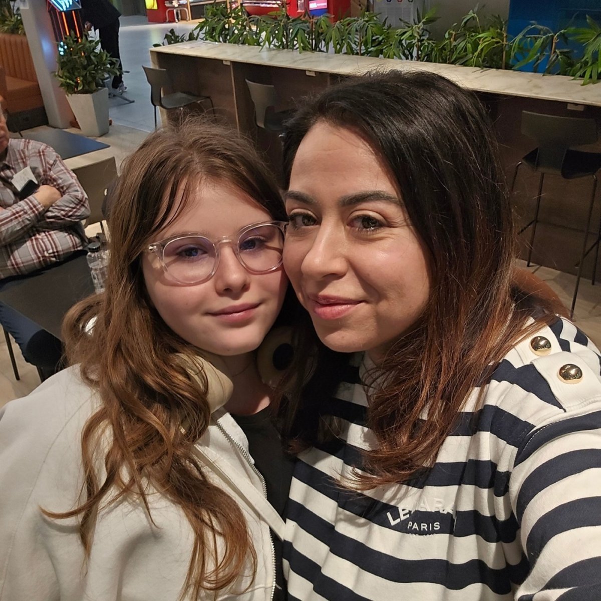 Fiica Oanei Roman a împlinit 11 ani. Isa este o adevărată domnișoară acum și deja își însoțește mama la evenimente