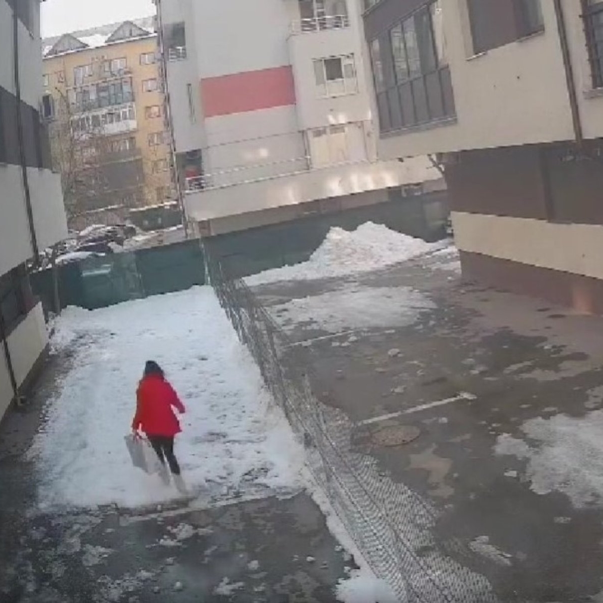 O femeie de 35 de ani din Ilfov a murit după ce a fost lovită de o bucată de gheață căzută de pe bloc. Imagini și mărturii șocante