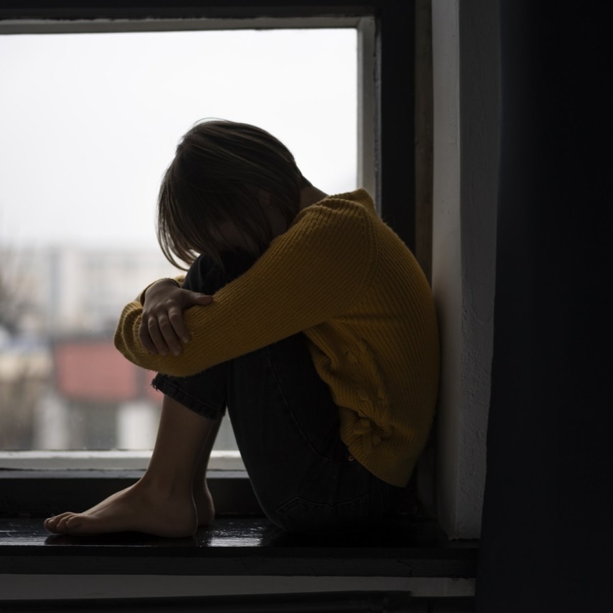 O adolescentă de 15 ani și-a găsit mama fără suflare pe balcon. Copila nu a mai avut putere nici să anunțe autoritățile