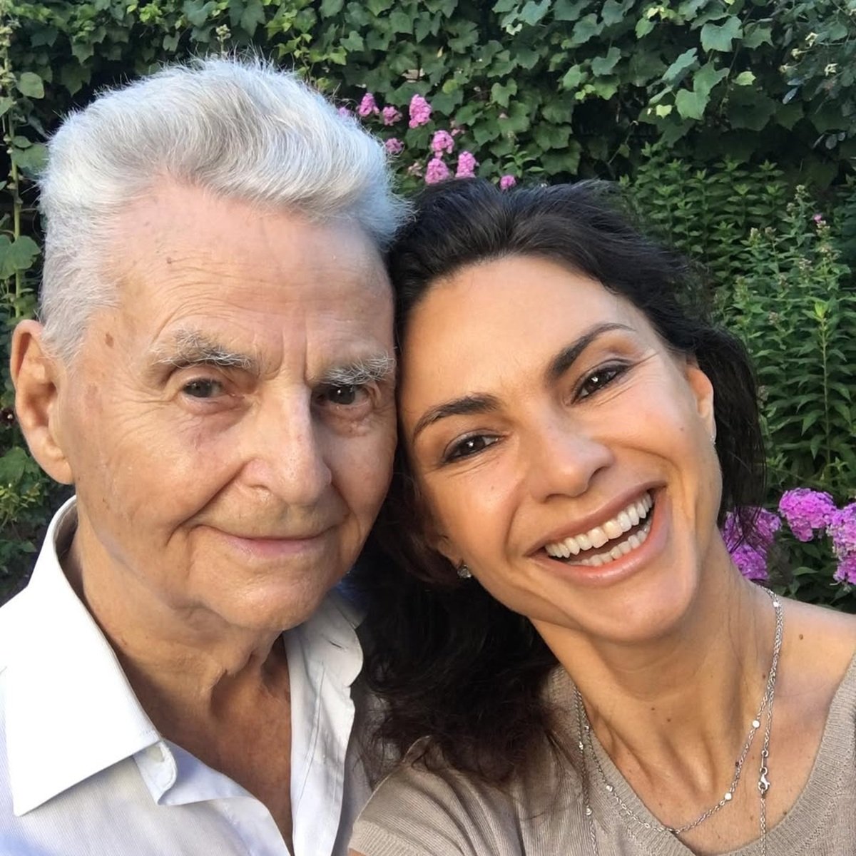 Ramona Bădescu, mărturisiri în lacrimi despre moartea bruscă și dureroasă a tatălui ei din pandemie. „A fost singur cu preotul"