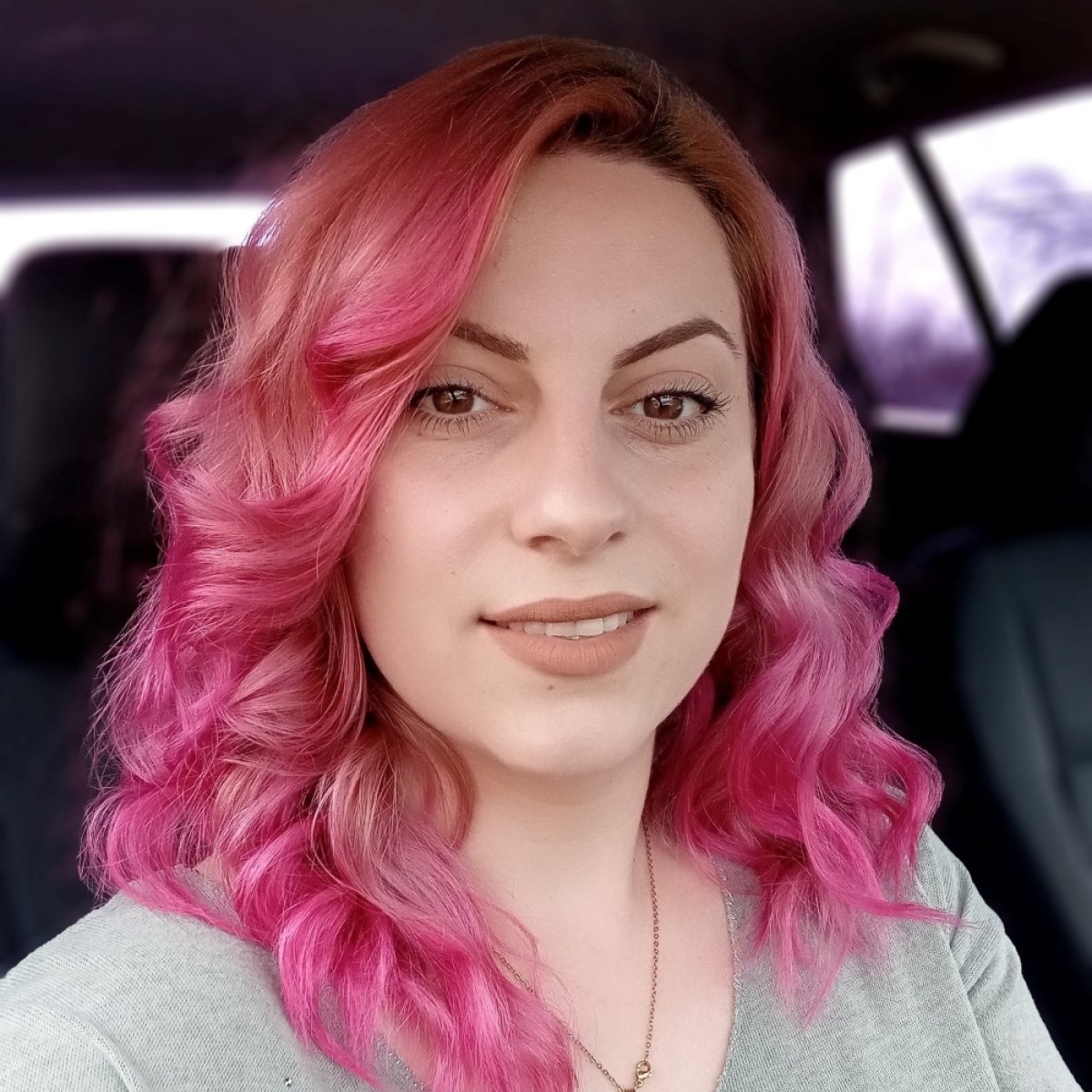 Monica, o tânără mamă de 27 de ani a fost găsită carbonizată într-o mașină alături de fostul soț. Băiețelul lor de numai doi ani a rămas orfan
