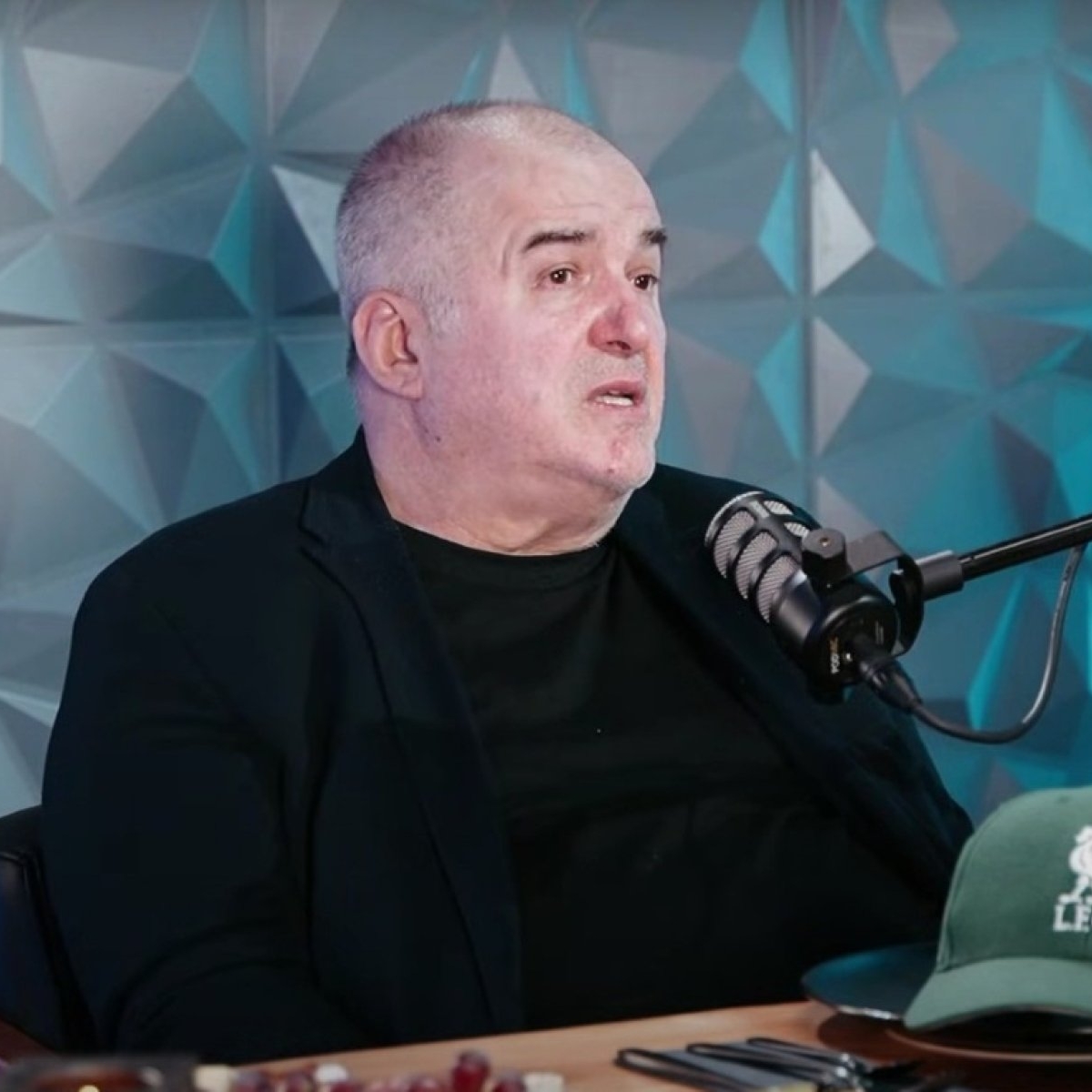 „Prima dată am suflat în lumânările colivei bunicii mele". Mărturisirile dureroase ale lui Florin Călinescu despre copilăria săracă, fără mamă
