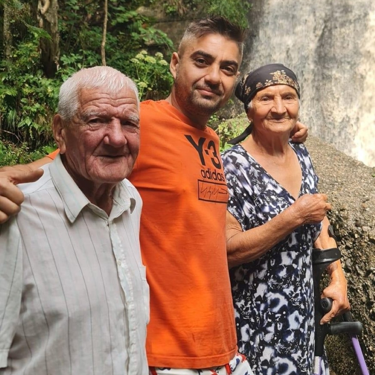Bunicii virali din Teleorman vizitează lumea la 90 de ani și cuceresc internetul. Povestea emoționantă a lui tataie Costea și mamaie Floarea
