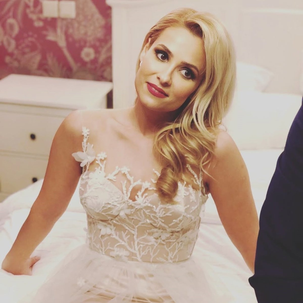 Elena Vîșcu, cu buchetul de mireasă în brațe la un an de la divorț. "Mi-am dat un an să mă vindec"