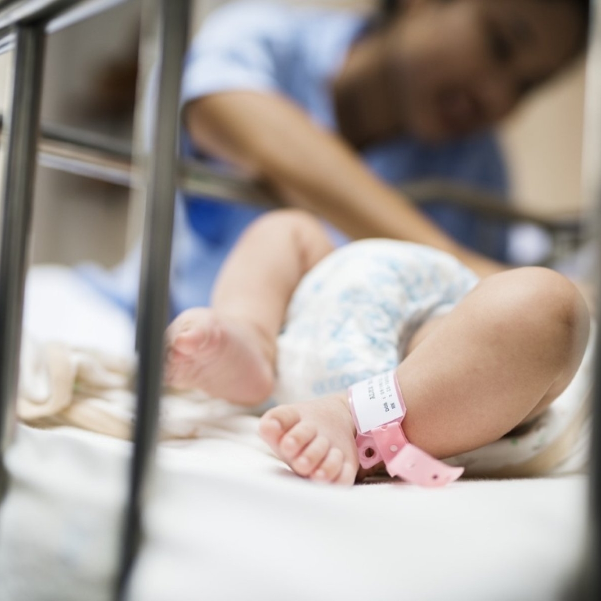 Caz halucinant la Bacău: bebelușul răpit din maternitate a fost vândut chiar de mama sa