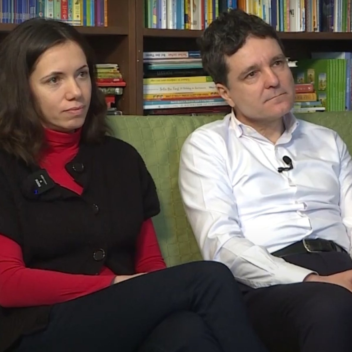 Cum a apărut Mirabela Grădinaru în ziua alegerilor. A mers la vot la brațul lui Nicușor Dan și a atras toate privirile prin eleganță și discreție