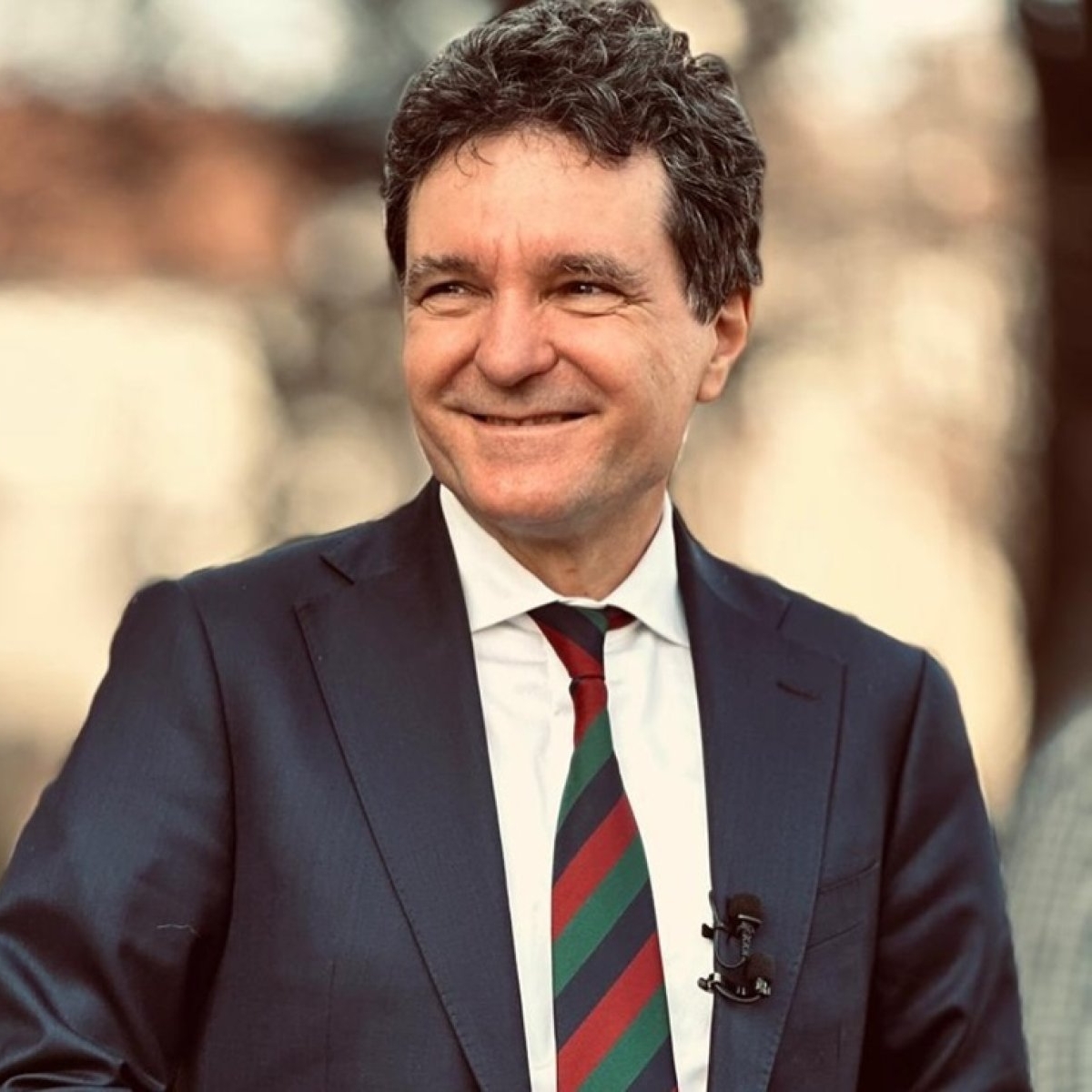 Nicușor Dan, un om politic atipic: nu are șofer, își face cumpărăturile singur și merge pe jos