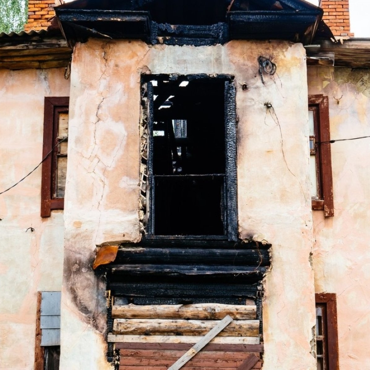 Tragedie într-o locuință din Mehedinți. Un bărbat care aduna lumânări din cimitir a ars de viu după ce a incendiat casa pentru a treia oară