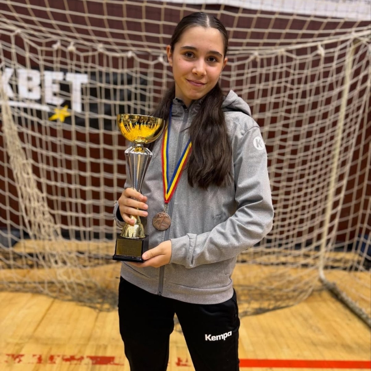 Fata cea mare a lui Pepe a câștigat medalia de bronz la un concurs de handbal. Ce mesaj a transmis Raluca Pastramă