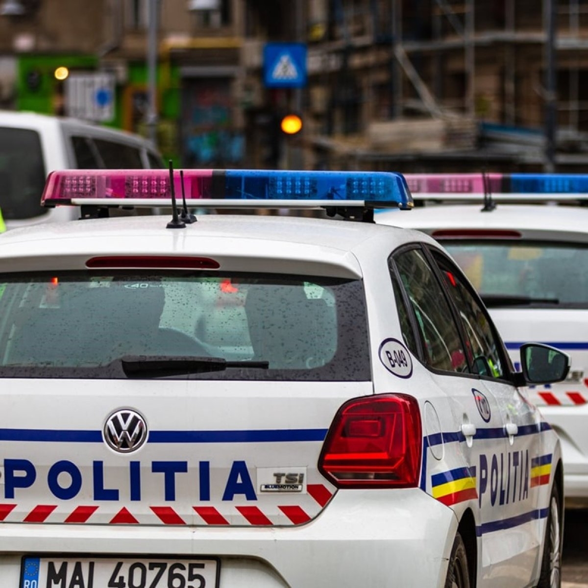 O fostă jurnalistă a căzut de la etajul 5 împreună cu fiica ei de 7 ani. Au fost preluate în stare critică