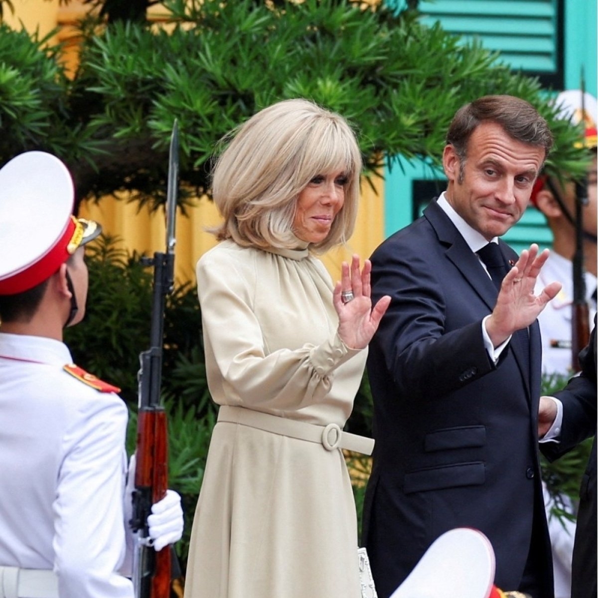 Imaginile care fac înconjurul internetului. Emmanuel Macron a fost lovit peste față de Prima Doamnă a Franței, chiar în fața jurnaliștilor