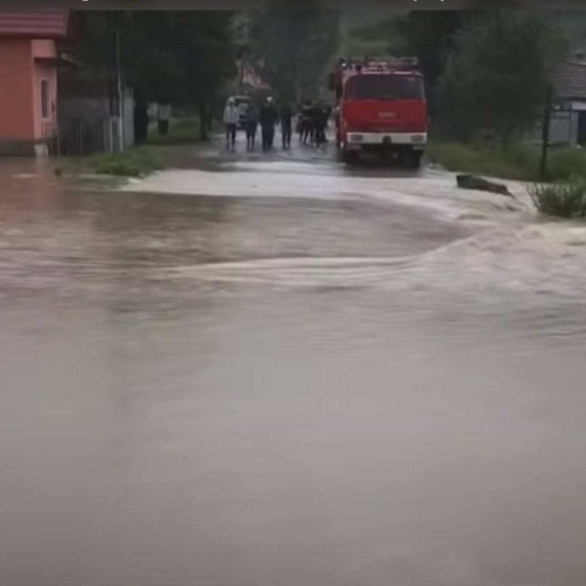 Inundațiile au făcut ravagii în Covasna. Peste 4000 de hectare de teren se află sub ape, zeci de gospodării sunt complet distruse