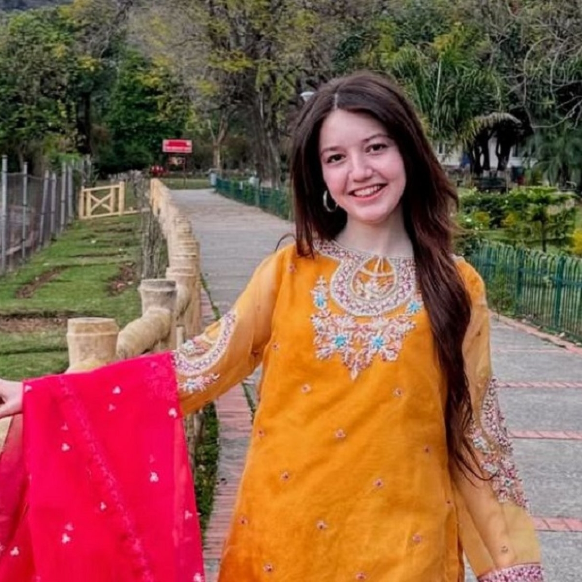 Sana, o tânără de 17 ani abia împliniți, a fost împușcată mortal de un bărbat obsedat de ea. Fata era celebră pe TikTok