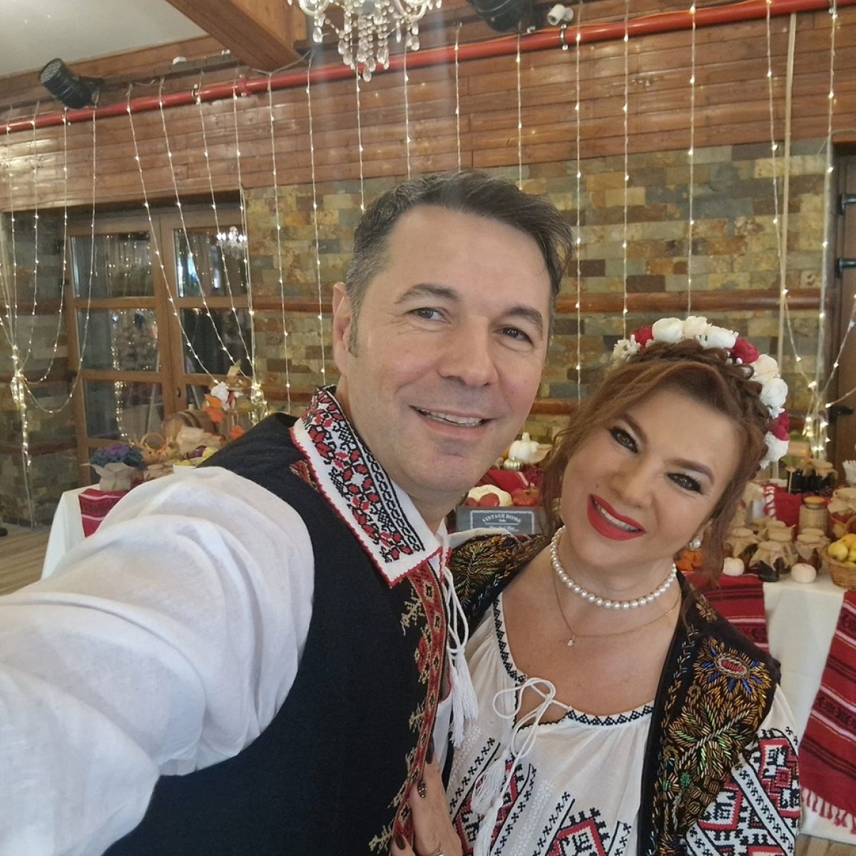 Mihaela Borcea, din nou în fața altarului, la 37 de ani de la nunta cu Cristi Borcea. Primele imagini cu ea mireasă, la 55 de ani
