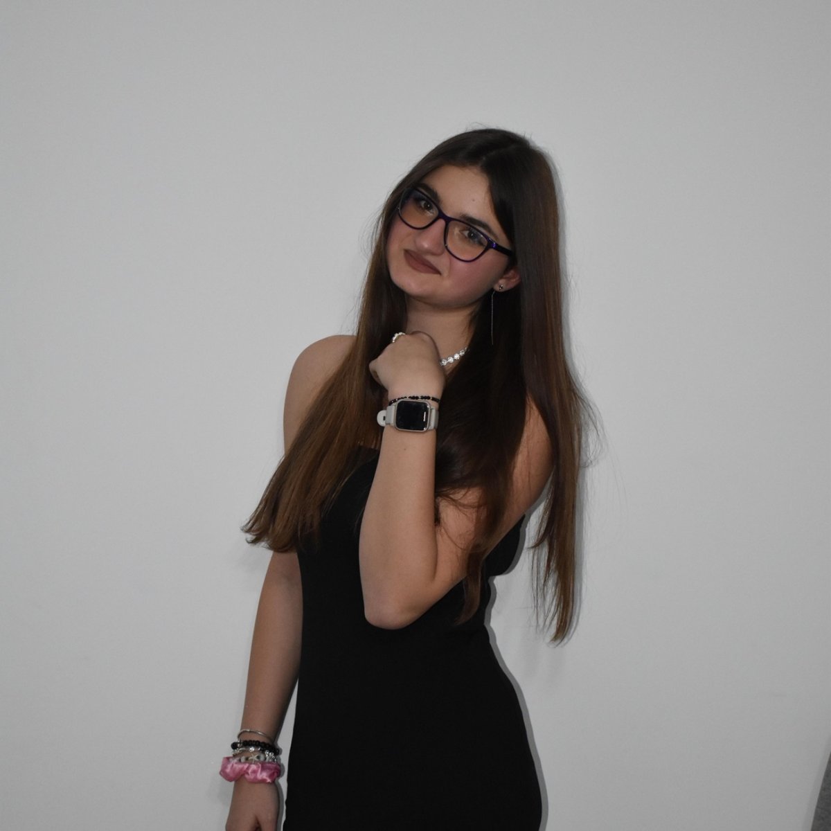 Iulia, o fată de 17 ani a murit lovită de tren. A traversat calea ferată fără să se asigure și purta căști în urechi