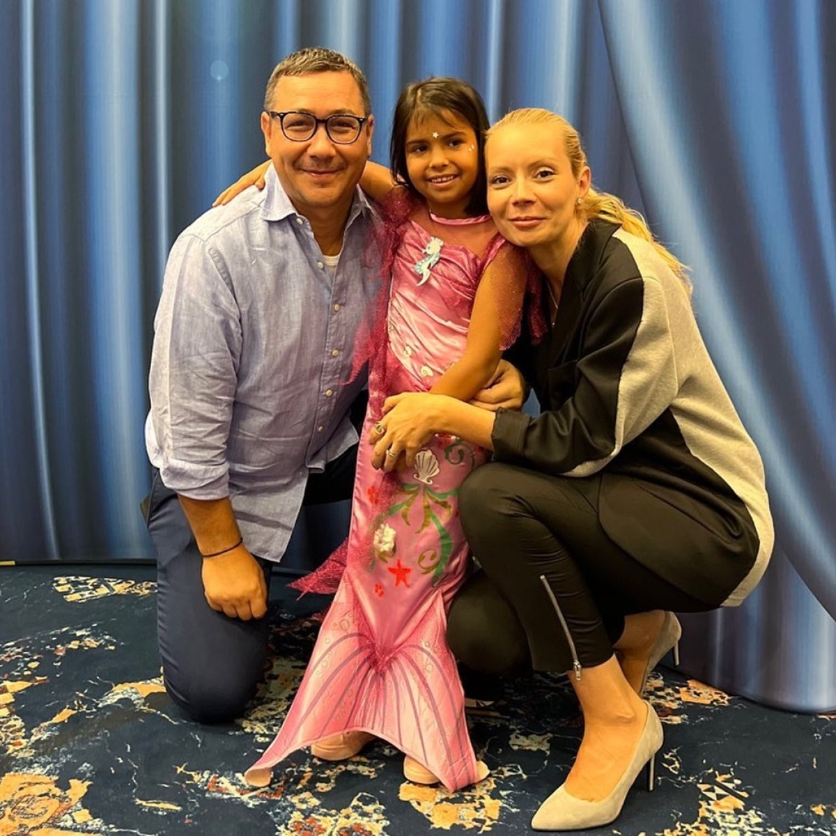 Victor Ponta și Daciana Sârbu, din nou împreună. Cum au fost surprinși la serbarea fiicei lor adoptive