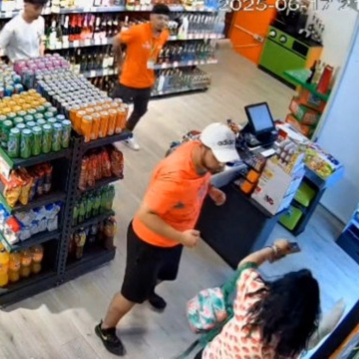 Scene dramatice într-un magazin din Ploiești. O femeie a fost bătută cu bestialitate, în plină zi, de fostul soț