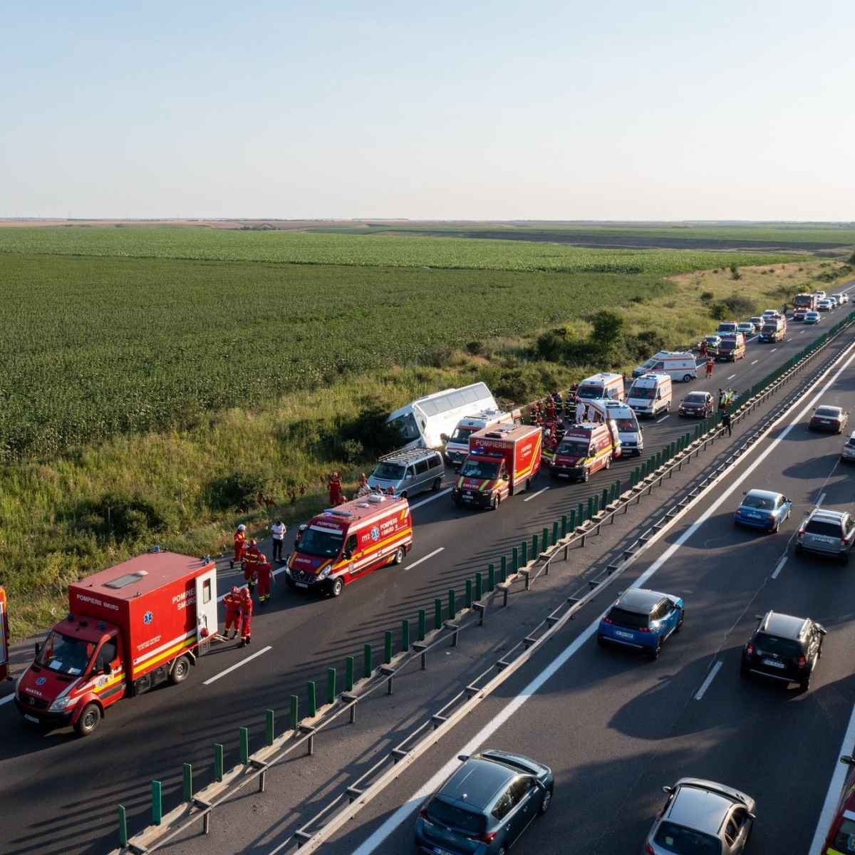 Tragedie pe A2! Un autocar plin cu copii s-a răsturnat în drum spre mare