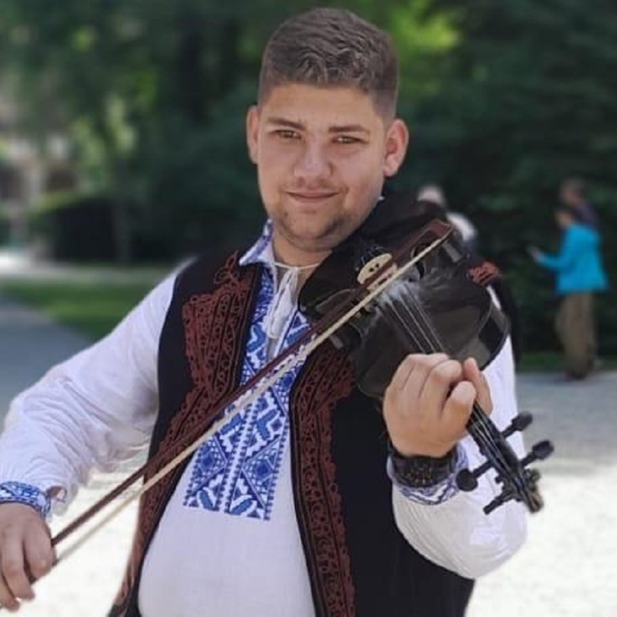 Liviu, un tânăr de 18 ani din Târgu Jiu, a murit trăsnit de fulger, în timp ce cânta la vioară