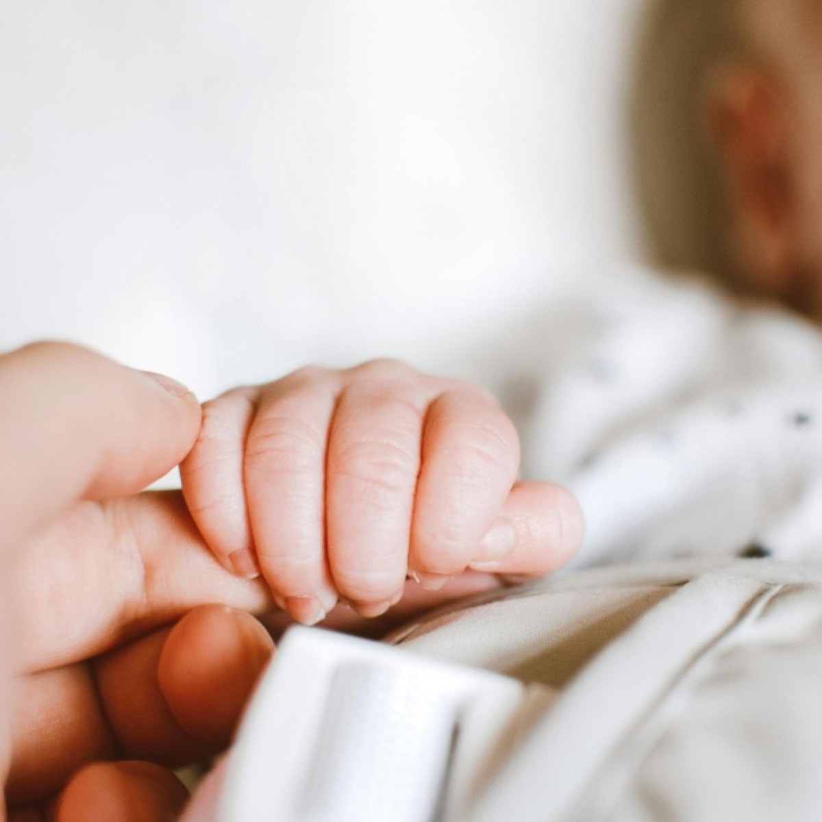 Miruna, o bebelușă de șase săptămâni, a murit în condiții suspecte în spital, la Timișoara. Părinții sunt distruși de durere, încă nu știu cauza morții și nu-și pot înmormânta pruncul