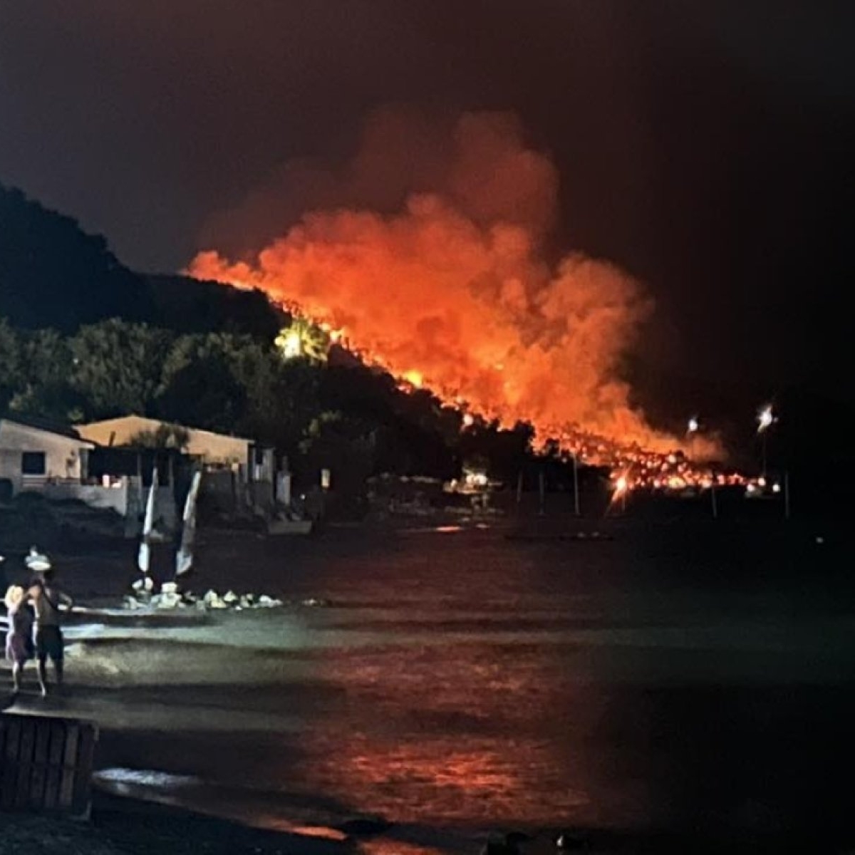 Incendii grave in Thassos, „insula românilor". Două hoteluri au fost deja evacuate