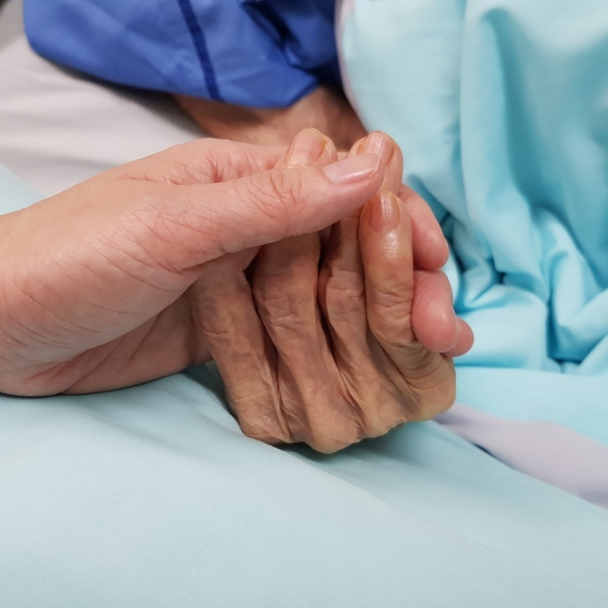 Margareta, o femeie de 78 de ani din Iași a murit după ce a fost ignorată de cadrele medicale, susține fiica ei. "Niciunul nu a pus mâna pe ea să o consulte"