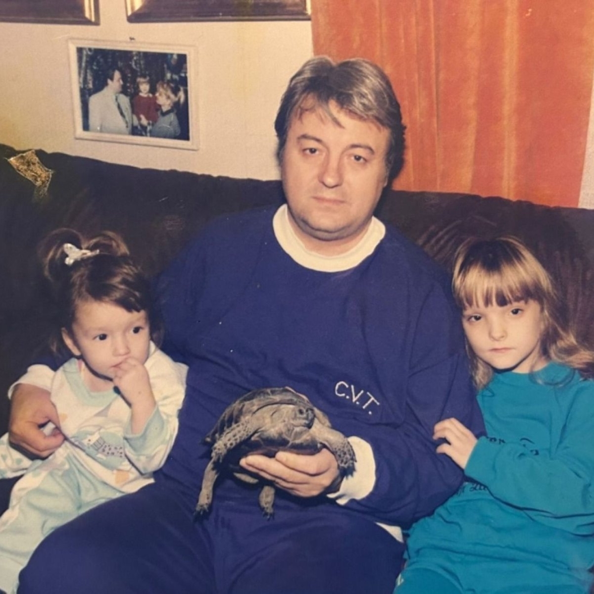 Corneliu Vadim Tudor a avut o relație specială cu fiicele sale. „Nu și-ar fi dorit ca fetele să se căsătorească, voia să le țină numai pentru el”