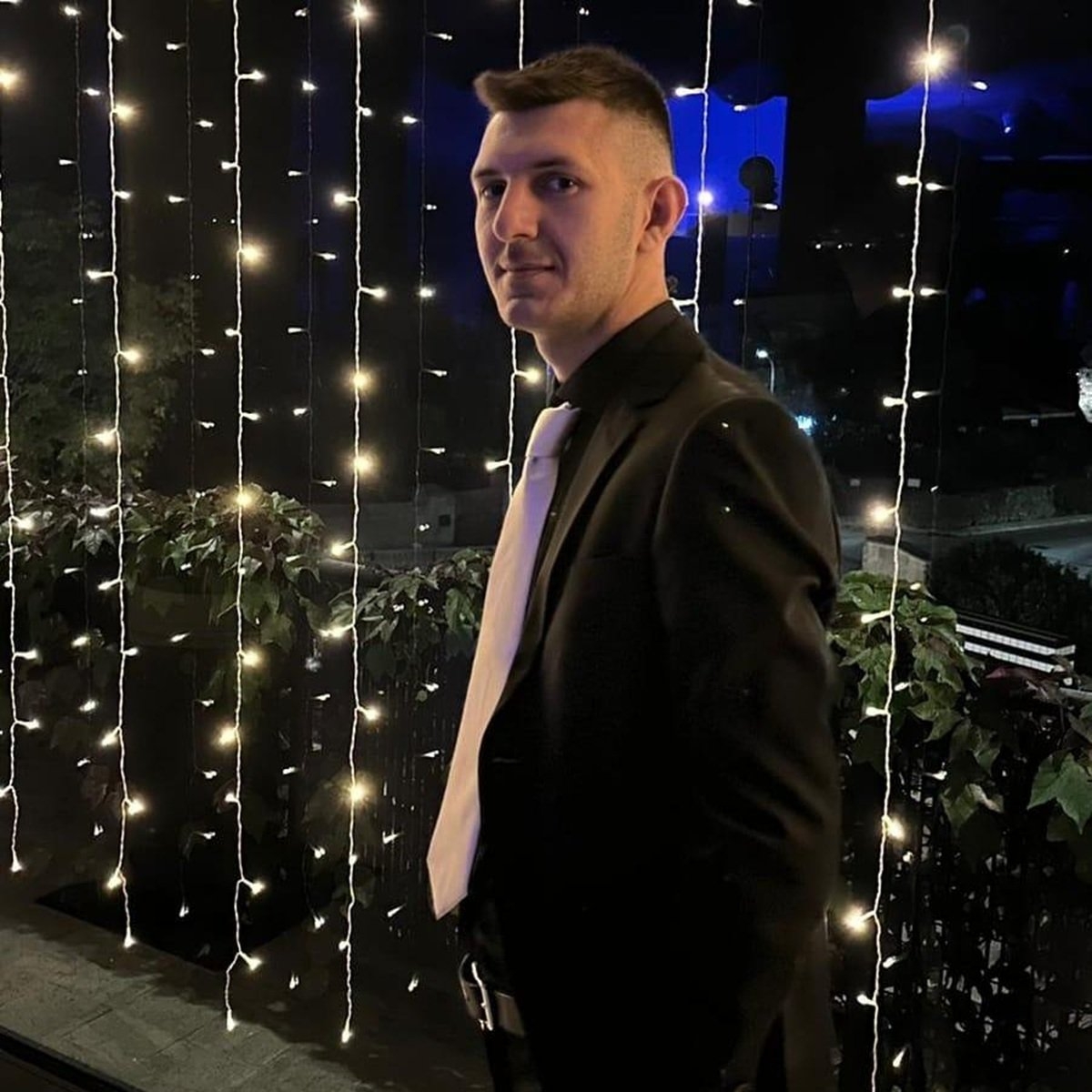 Florin, un tânăr român de 26 de ani, stabilit în Italia, își caută cu disperare tatăl pe care nu l-a cunoscut niciodată. „Destinul a fost foarte dur cu mine, m-a dus departe de tatăl meu"