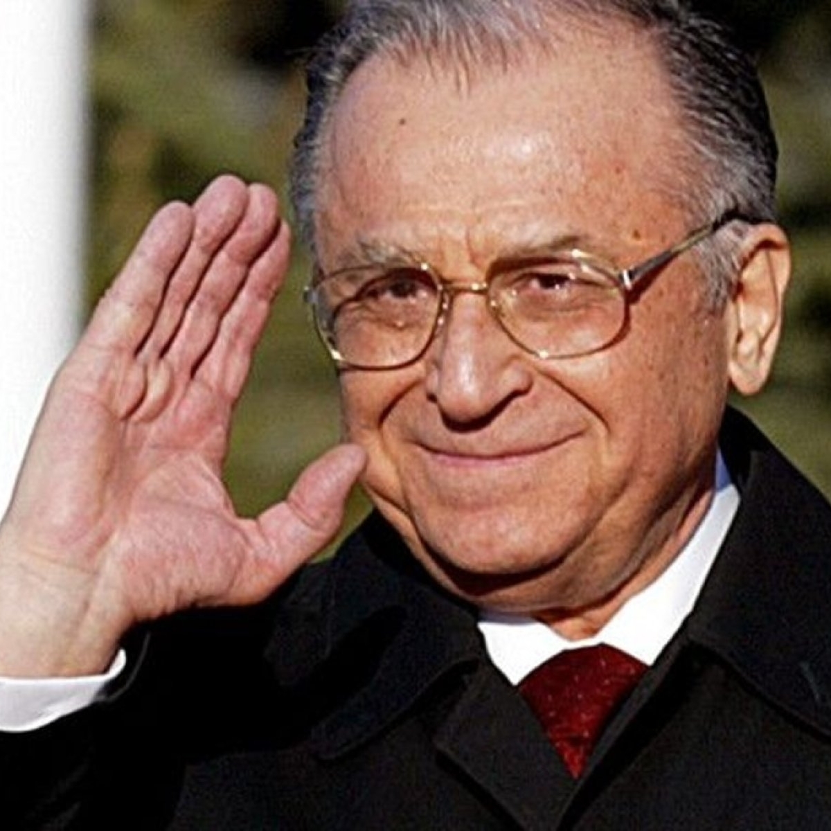 Ion Iliescu va fi înmormântat cu onoruri militare? Fostul președinte este în stare critică la terapie intensivă