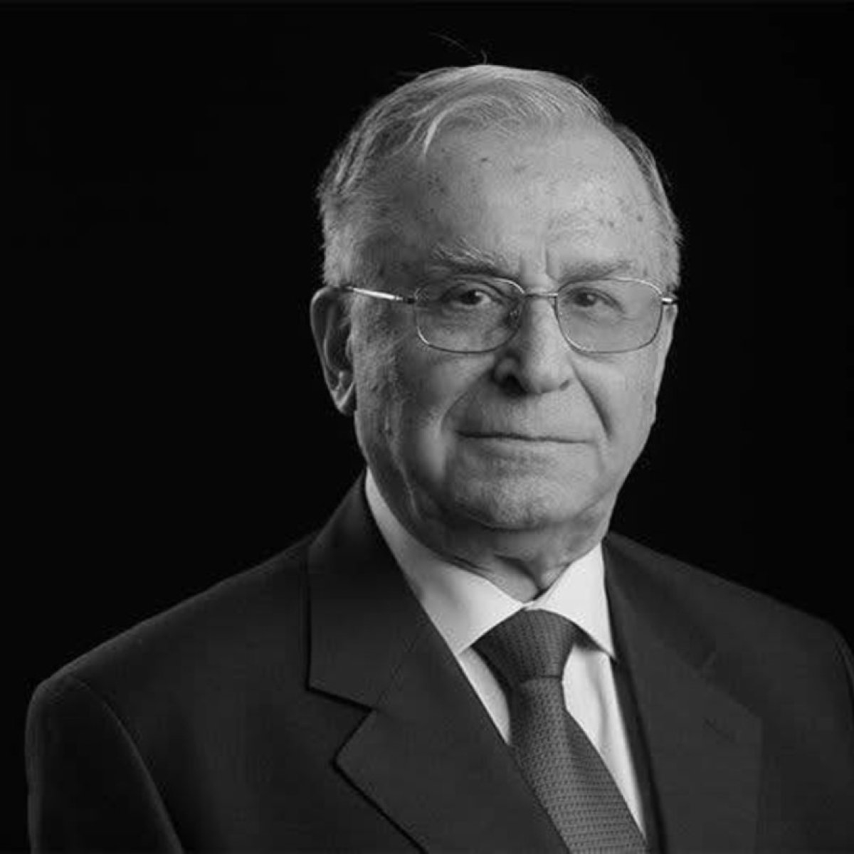 Ion Iliescu era creștin ortodox? Ce lipsește de pe crucea fostului președinte