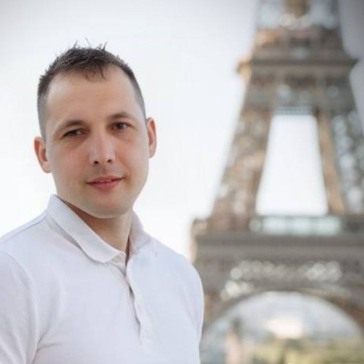 Alexandru, un tânăr moldovean, a murit răpus de cancer în Franța. Fetițele îl așteptau să plece în vacanță, dar acum familia depune eforturi uriașe să-l ducă acasă