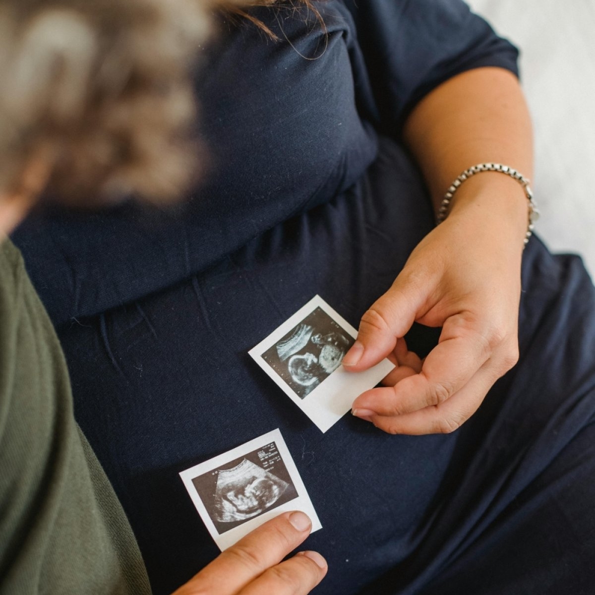 O femeie din Iași vrea să devină mamă prin fertilizare in vitro cu soțul decedat. Familia acestuia se opune vehement
