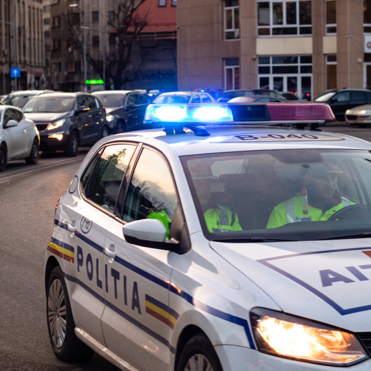 Un profesor de religie de 45 de ani a fost reținut după ce ar fi agresat o elevă de 14 ani. Acuzațiile implică și violență fizică