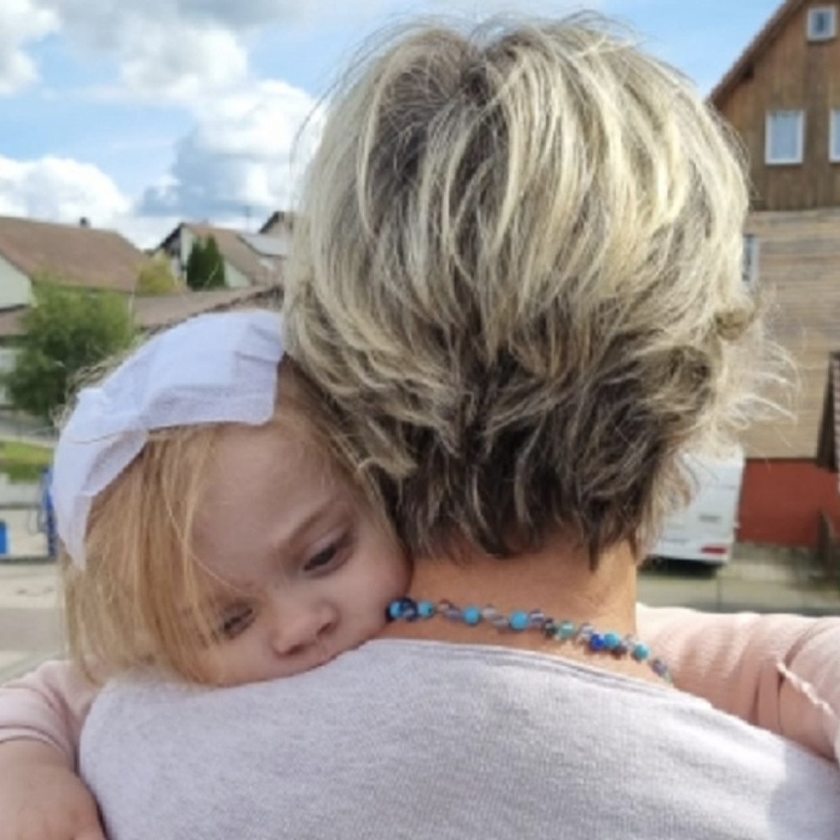 Hannah, fetița de doi ani a românului din Germania care și-a omorât logodnica și fiul de numai trei luni, s-a trezit din comă când și-a auzit bunica