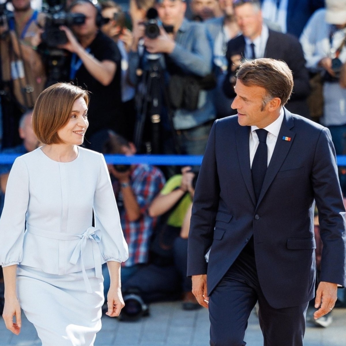 Emanuel Macron, discurs emoționant în română în timpul vizitei de la Chișinău. Președintele Franței a fost primit în urale