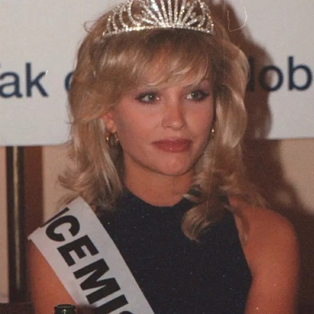 Lenka, fosta Miss Cehia, s-ar fi aruncat de la balconul unui hotel, chiar în fața fiicei sale de 8 ani. Femeia de 52 de ani a sărit de la etajul 3