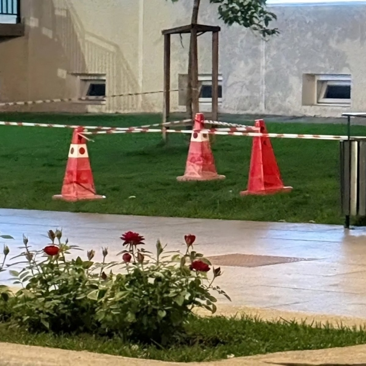 Tragedie în Vaslui! Un copil a murit electrocutat în timpul unei plimbări cu părinții. S-ar fi sprijinit de un stâlp de iluminat
