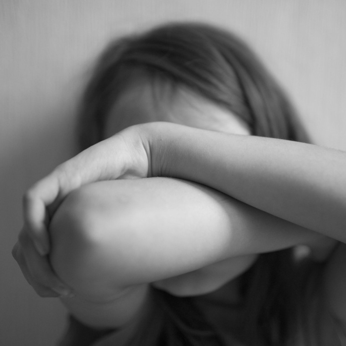 O copilă de 11 ani ar fi fost abuzată de tatăl unui copil la care mersese să se joace. Familia a ținut ascuns incidentul de "rușine"