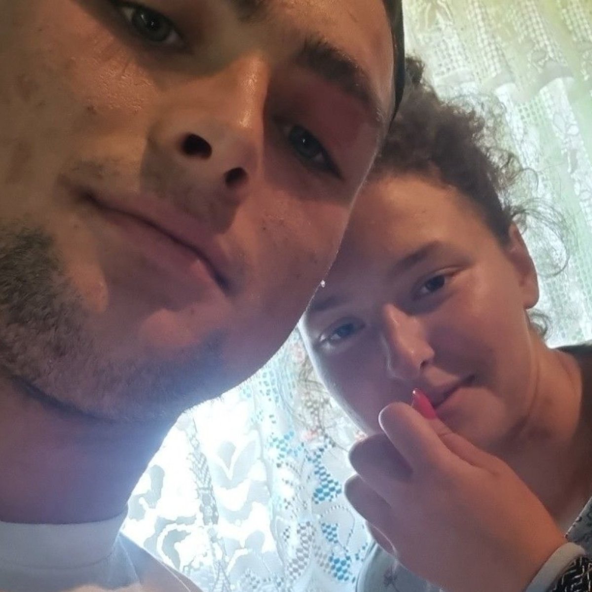Ștefan, un tânăr de 21 de ani a murit într-un tragic accident rutier! Iubita lui de 18 ani însărcinată se zbate între viață și moarte, în spital