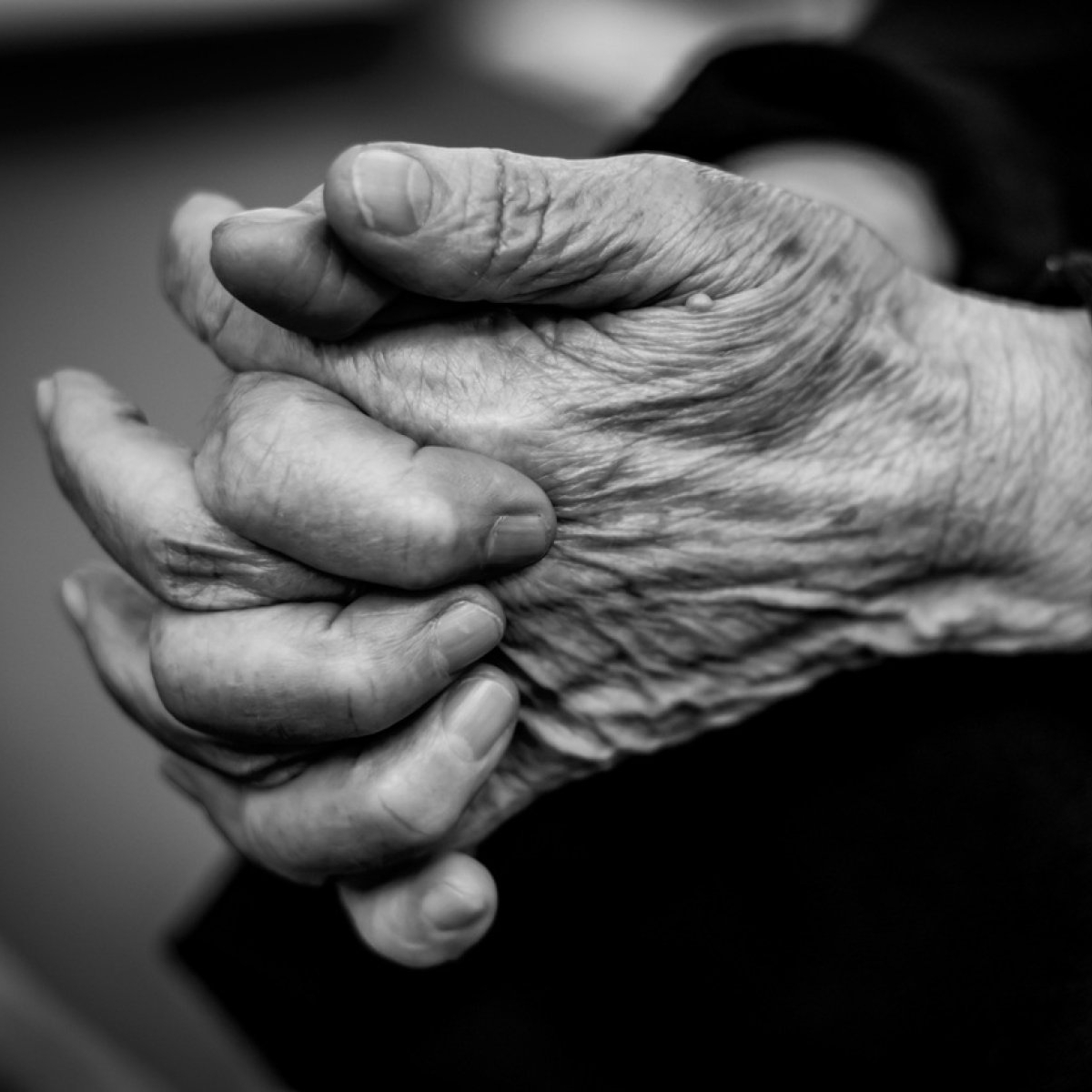 Dorica, o femeie de 83 de ani, fostă asistentă medicală, a ajuns pe drumuri. Cere ajutor la poarta Mănăstirii Hadâmbu după ce i-a ars casa