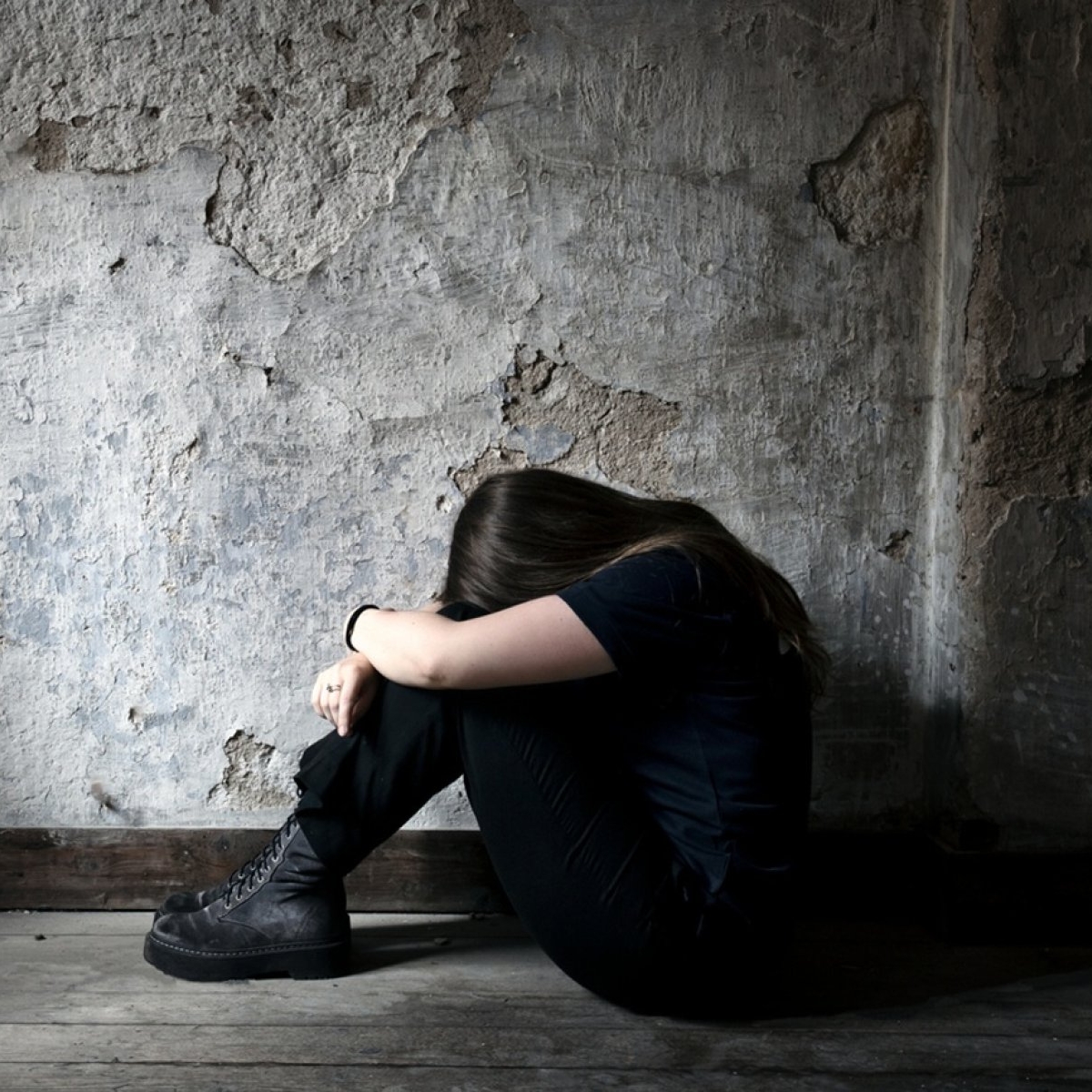 Caz șocant în Gorj. O fetiță de 13 ani a fost violată de fostul învățător, cu acordul mamei și bunicii. Femeile ar fi întreținut relații intime contra cost cu bărbatul de 71 de ani