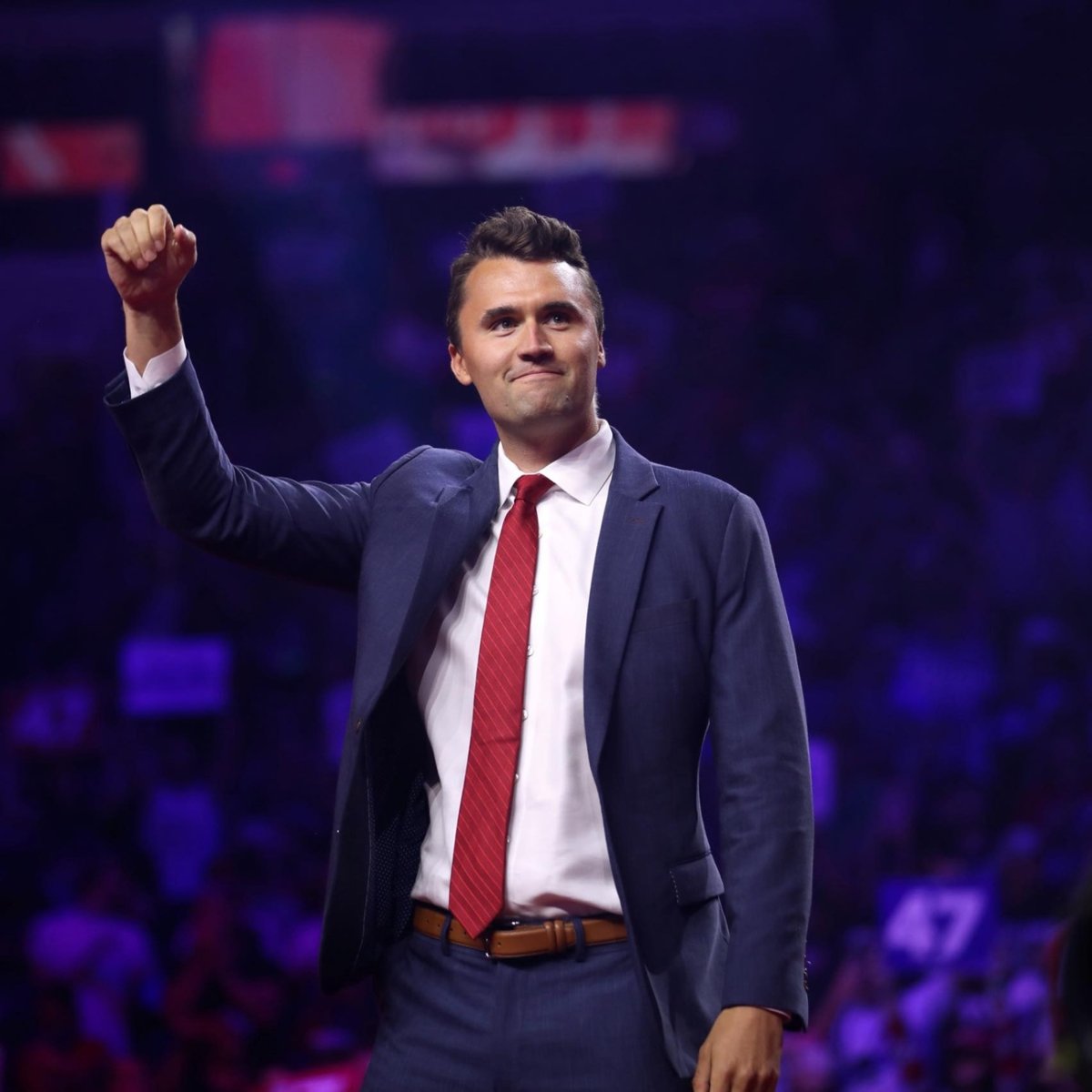 Charlie Kirk, un cunoscut activist politic american a fost împușcat mortal, în gât, în cadrul unui eveniment public. Gloanțele erau inscripționate