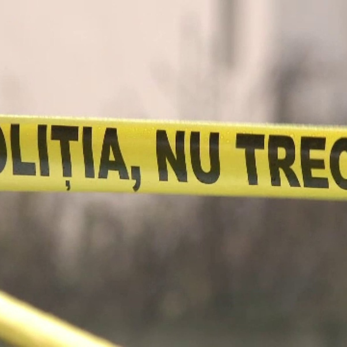 O femeie de 75 de ani din Galați a fost tâlhărită chiar în scara blocului. Hoțul i-ar fi smuls cerceii din urechi