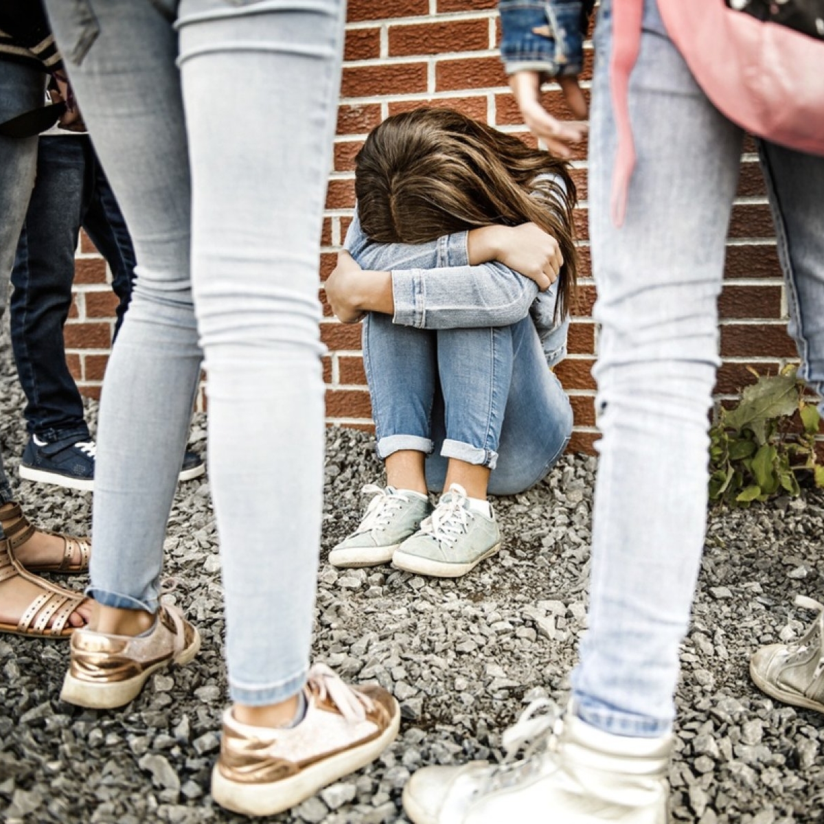 O copilă din Tulcea a fost lovită și umilită de un grup de fete adolescente. Nimeni nu a intervenit deși incidentul a avut loc în plină stradă, în fața Parchetului