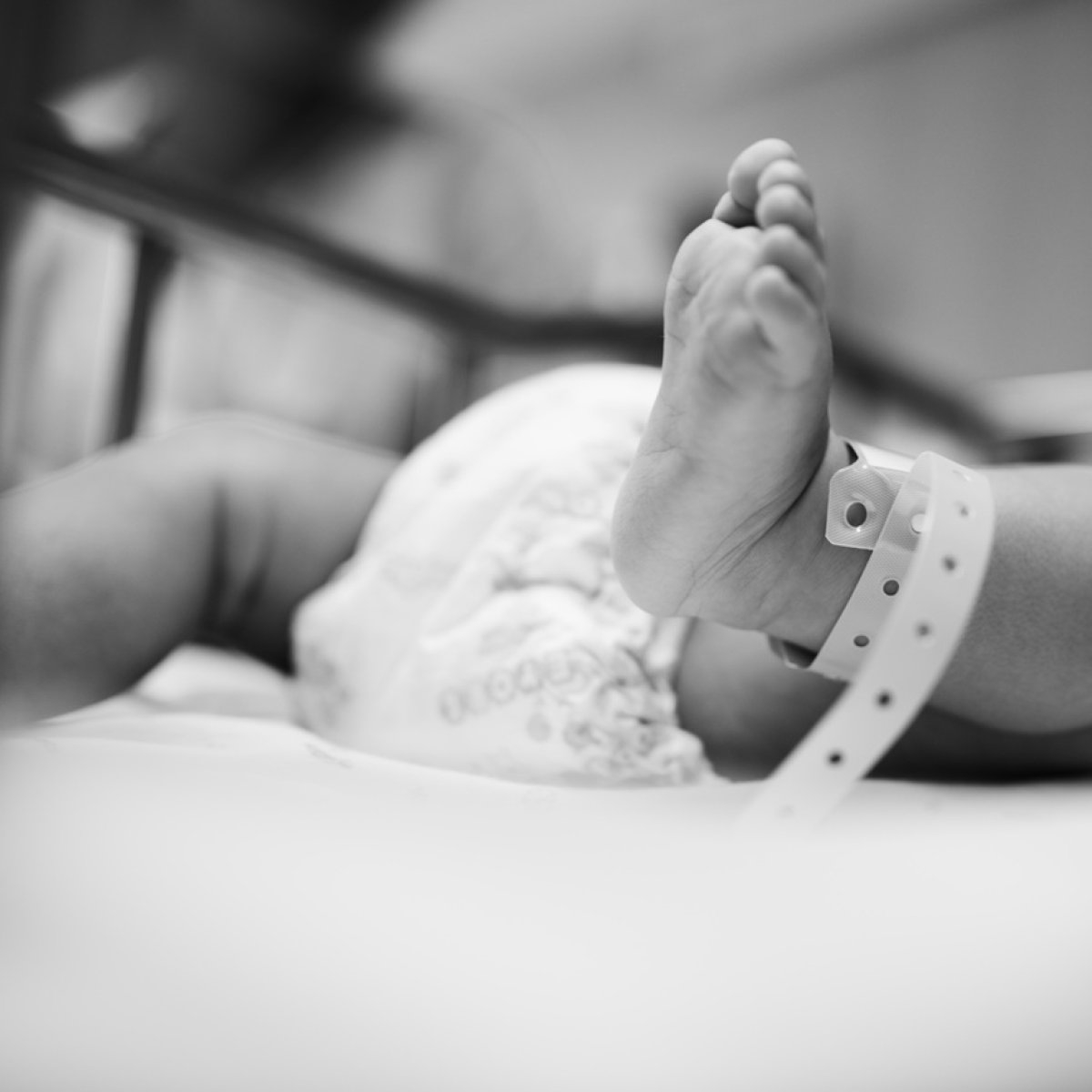 Doi părinți din Iași au fost condamnați definitiv la închisoare după moartea bebelușului lor. Copilul ar fi suferit câteva traumatisme craniene în timp ce mergeau cu mașina