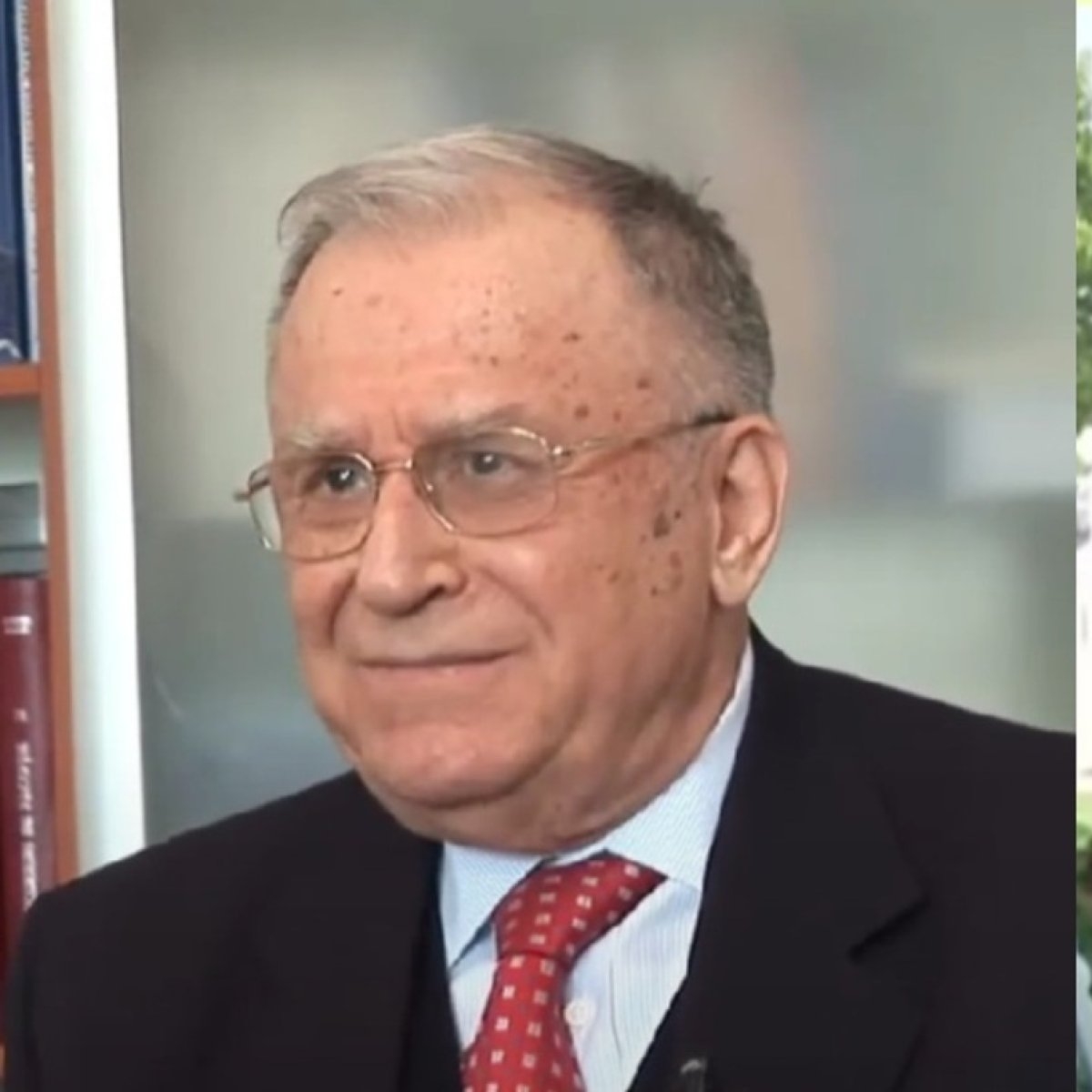 Cum arată mormântul lui Ion Iliescu la mai bine de o lună de la moartea lui. A devenit cel mai vizitat loc din Cimitirul Ghencea