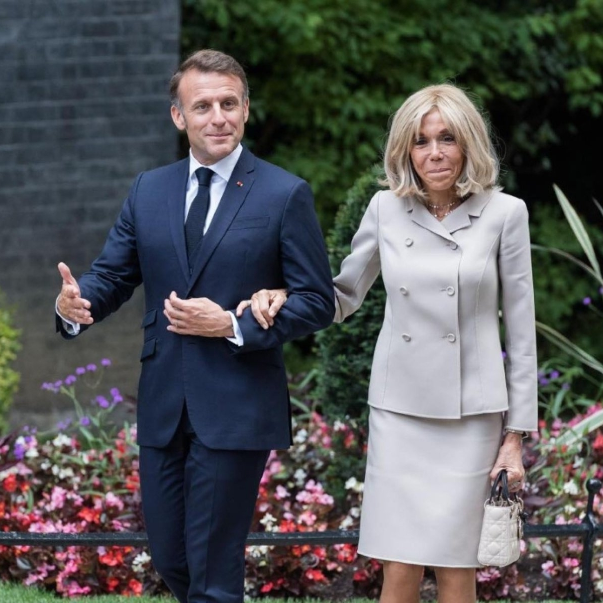 Emmanuel Macron, hotărât să demonstreze că soția lui este femeie? Ce este dispus să facă președintele Franței pentru a opri răutățile la adresa lui Brigitte Macron