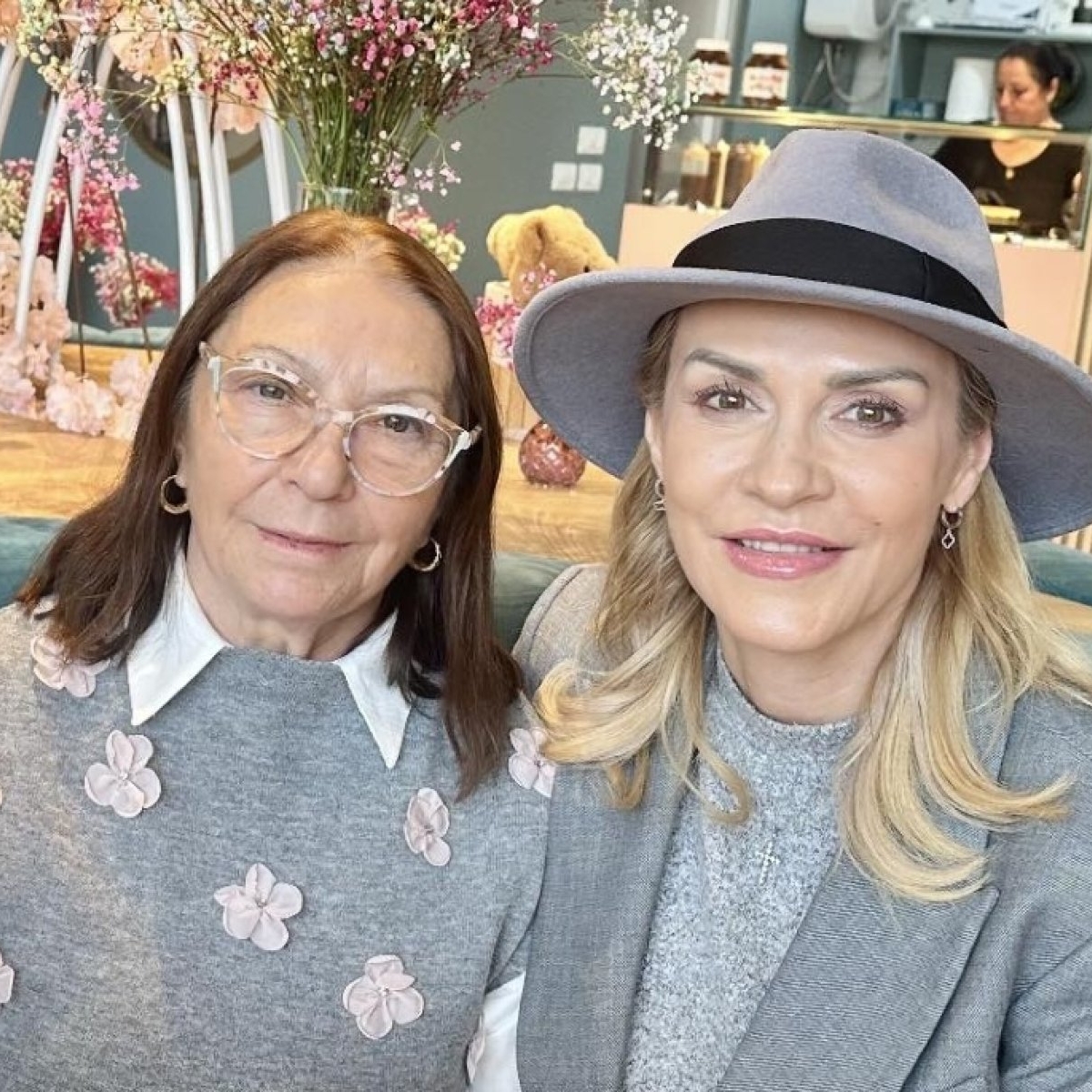 Sărbătoare în familia Gabrielei Firea. Mama ei a împlinit 75 de ani, ce mesaj emoționant i-a transmis fostul edil al Capitalei