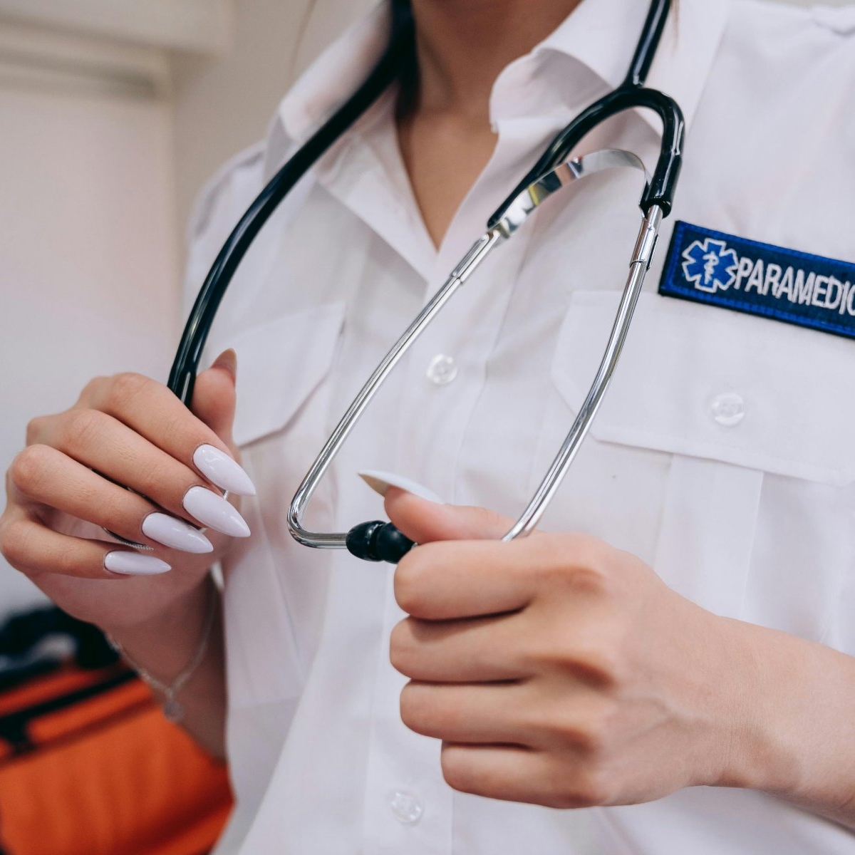 Fără bijuterii și ojă în spitale, conform noilor reguli sanitare. Doctorițele și asistentele nu mai au voie cu bijuterii sau ungii cu ojă