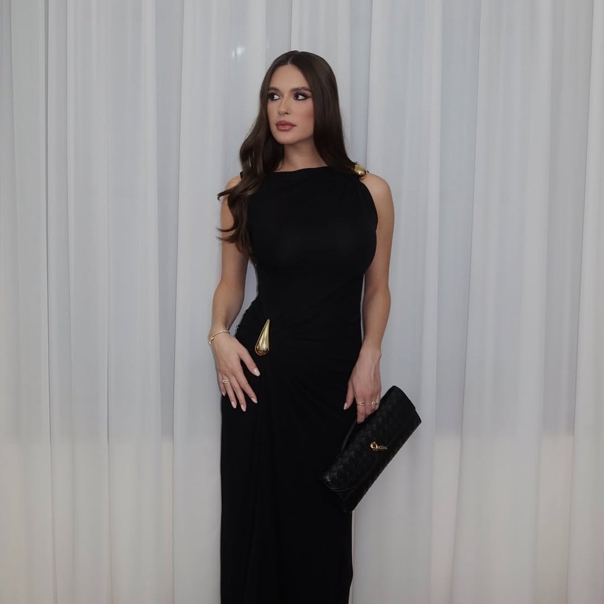 Elena Hagi nu se uită la bani când vine vorba de haine. Cât costă rochia neagră și pantofii de lux cu care s-a postat recent pe internet